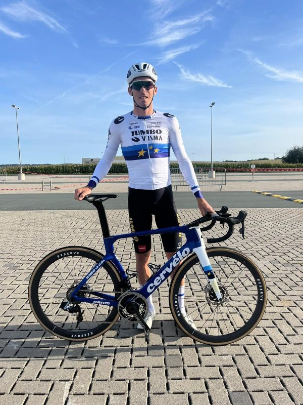 Christophe Laporte schittert in Europese trui en krijgt ook speciale fiets en helm