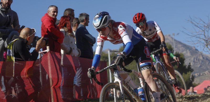 Een ware artiest op twee wielen: Puck Pieterse showt skills op de fiets