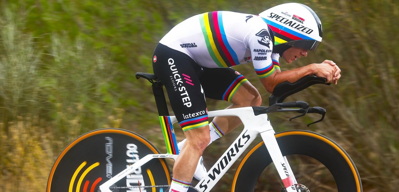 Op zoek naar kleine details: Remco Evenepoel test wielerkleding in windtunnel