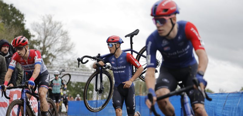 De dominantie van Baloise Trek Lions in het veldrijden ontleed: “Het is niet dat we heel bewust als ploeg rijden”