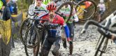 Bizarre beelden: Lars van der Haar zet schouder terug in de kom tijdens Superprestige Niel