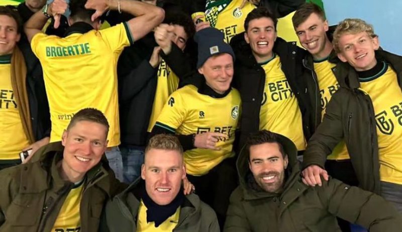 Tribune Fortuna Sittard zit vol met (oud-)renners van Jumbo-Visma
