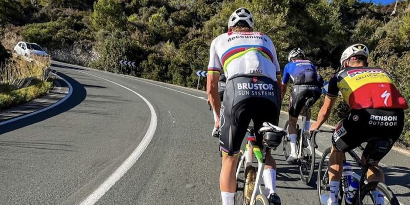 Wereldkampioenen Van der Poel en Evenepoel samen op pad in Zuid-Spanje