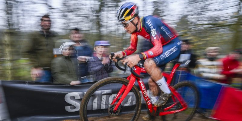 Tom Pidcock verrast zichzelf bij veldritrentree: “Mijn beste eerste cross”