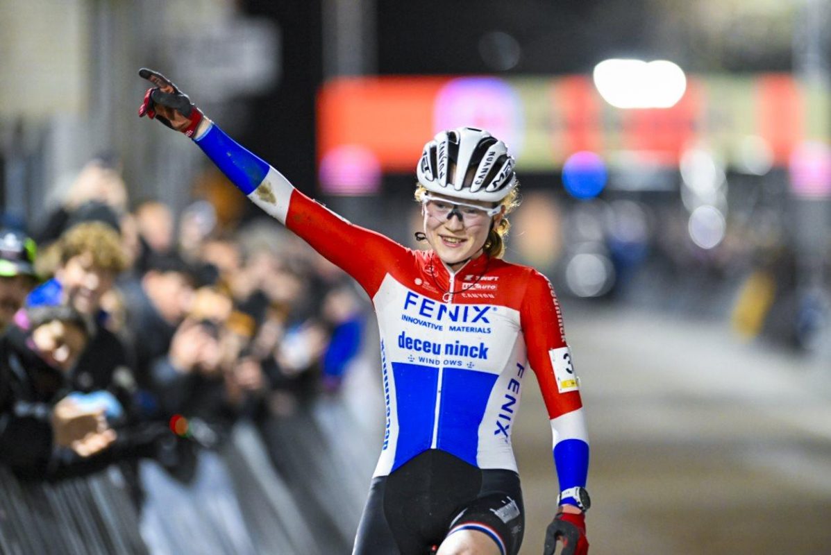 Twee op een rij: Puck Pieterse soleert naar de zege in Superprestige Diegem
