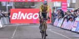 Wout van Aert steunt Mathieu van der Poel na spuugincident: “Mensen die boe roepen, kunnen beter niet komen”