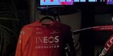 Egan Bernal lekt nieuw tenue INEOS Grenadiers