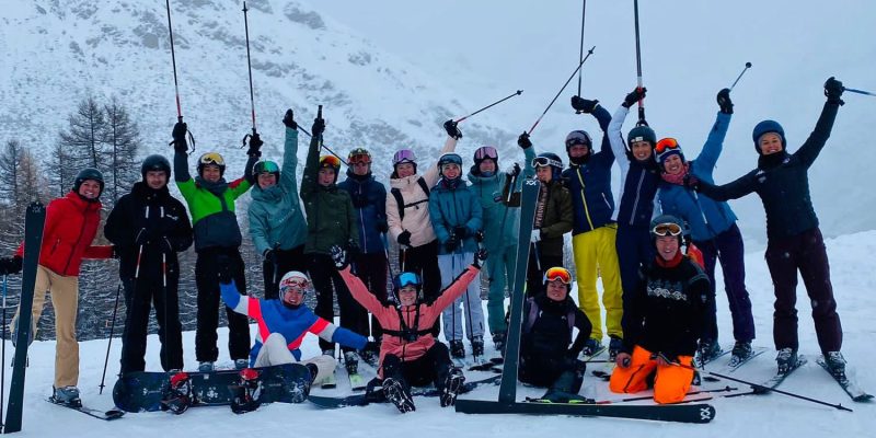 Lotte Kopecky en Demi Vollering maken sneeuwpret tijdens skitrip met SD Worx