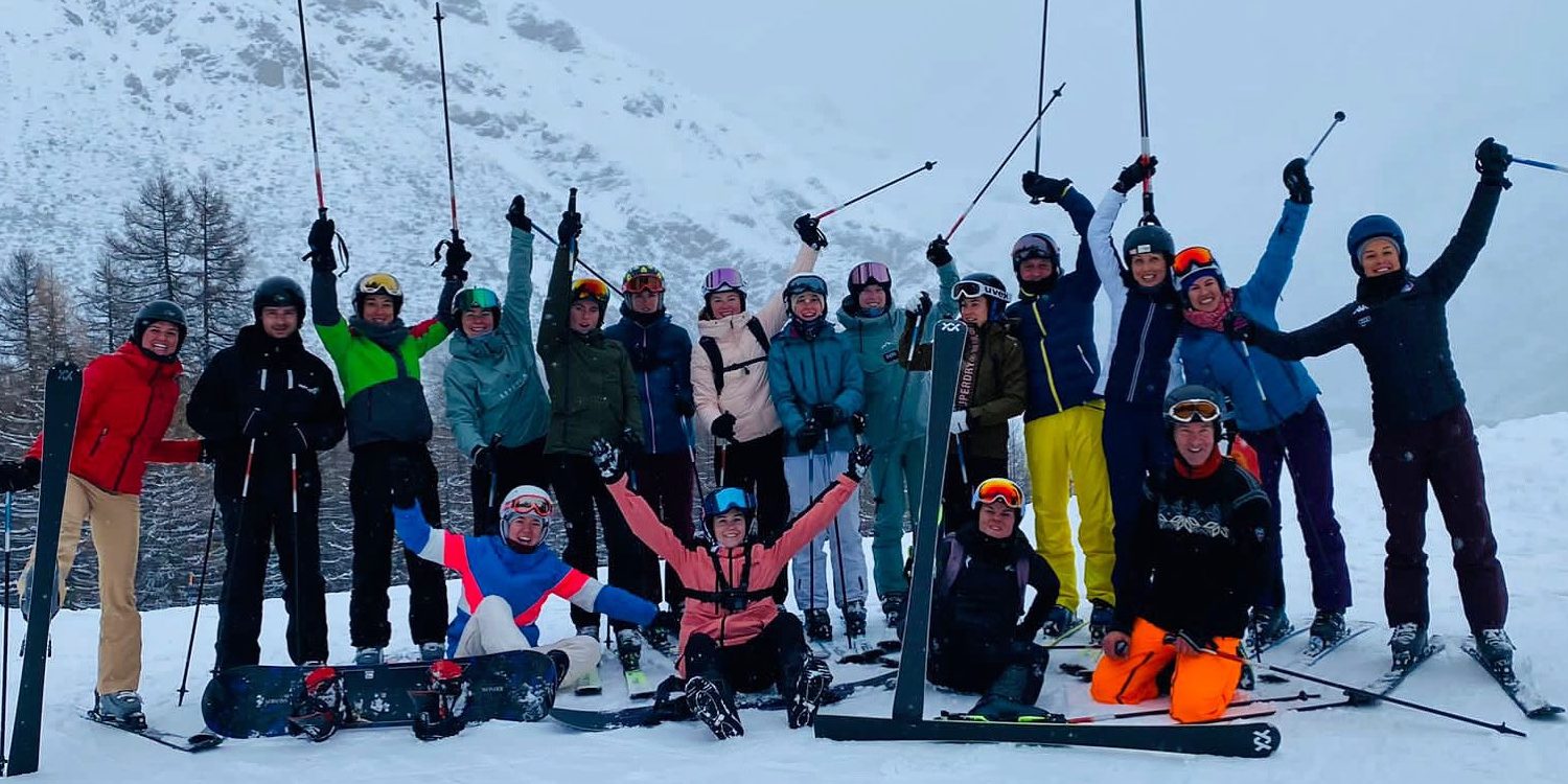 Lotte Kopecky en Demi Vollering maken sneeuwpret tijdens skitrip met SD Worx