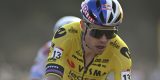 Wout van Aert pakt ondanks ‘superdomme actie’ zege in Benidorm: “Heeft zo moeten zijn”