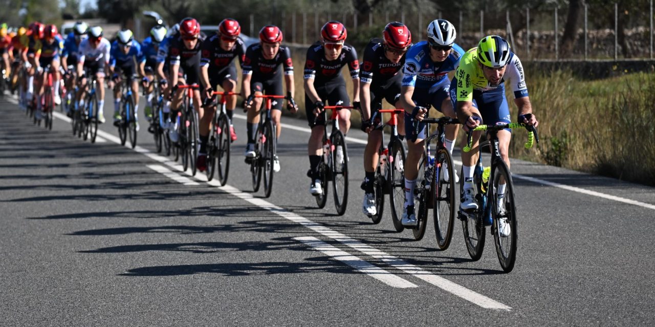 Motard schiet weg op en zorgt voor gevaarlijke situatie in Challenge Mallorca