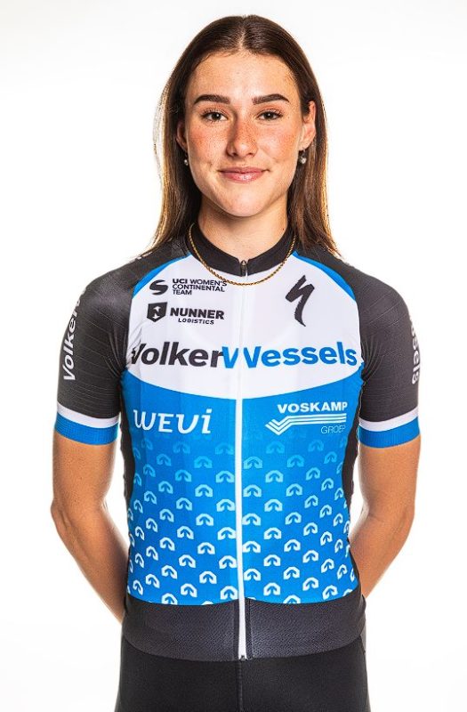 Blauw, wit en zwart overheersen in tenue vrouwenploeg VolkerWessels