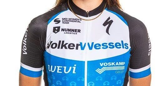 Blauw, wit en zwart overheersen in tenue vrouwenploeg VolkerWessels