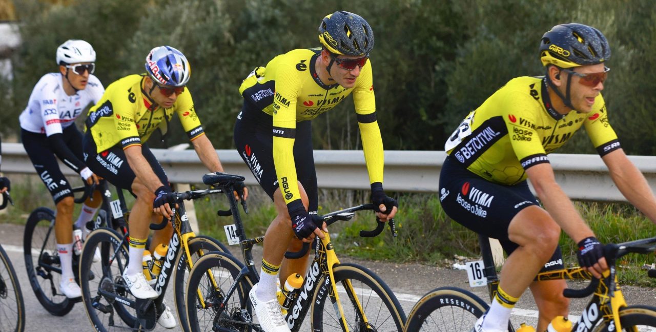 Lekke band nekt Wout van Aert in Clásica Jaén: “Net op dat moment brak de koers open”