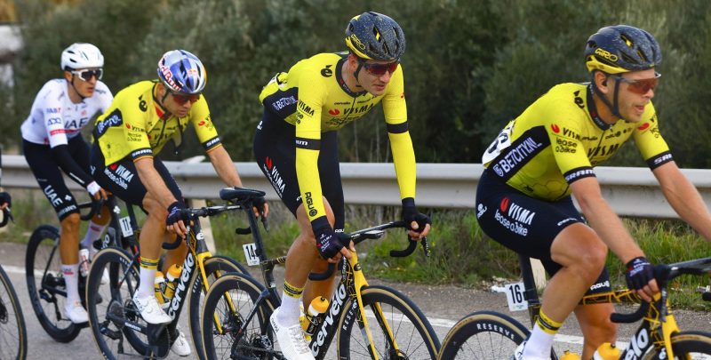 Lekke band nekt Wout van Aert in Clásica Jaén: “Net op dat moment brak de koers open”