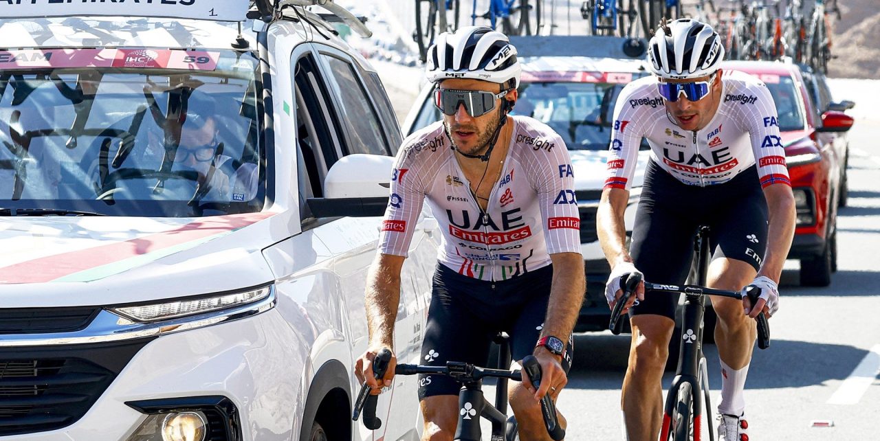 Topfavoriet Adam Yates houdt hersenschudding over aan harde valpartij in UAE Tour