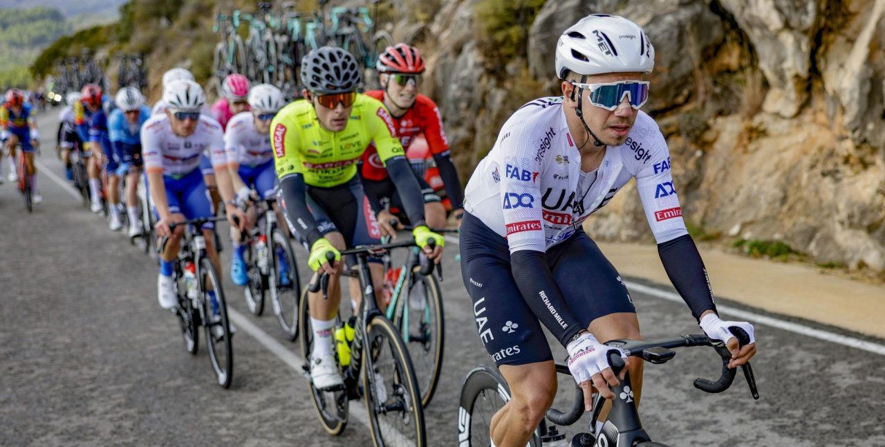 Rui Oliveira breekt spaakbeen bij val in Omloop Het Nieuwsblad