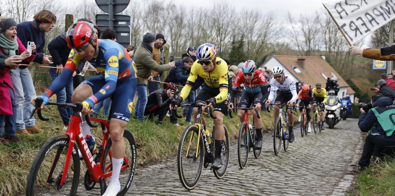 Opvallend: amateur rijdt in finale Omloop met eigen kaderplaatje mee met de profs