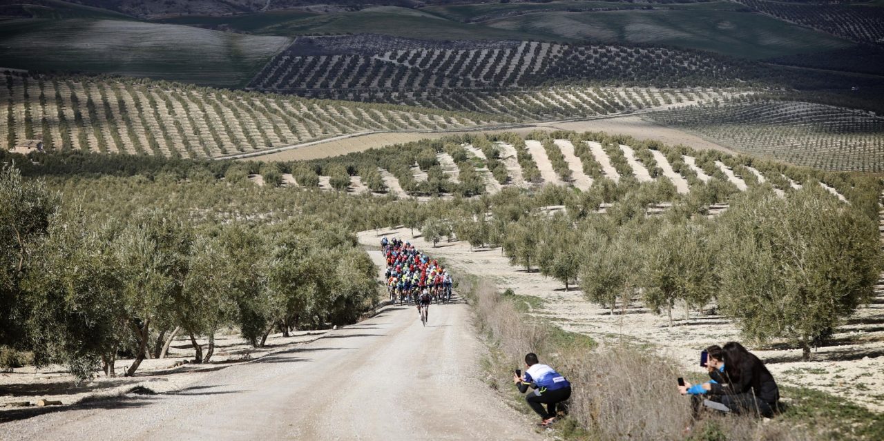Clásica Jaén schrapt bijna 40 kilometer over gravel door stevige regenval