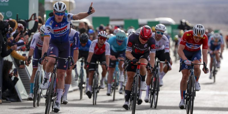 Tim Merlier sprint sneller dan De Kleijn en Van Uden in AlUla Tour