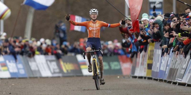 Fem van Empel wint wereldkampioenschap veldrijden met materiaalhulp Wout van Aert