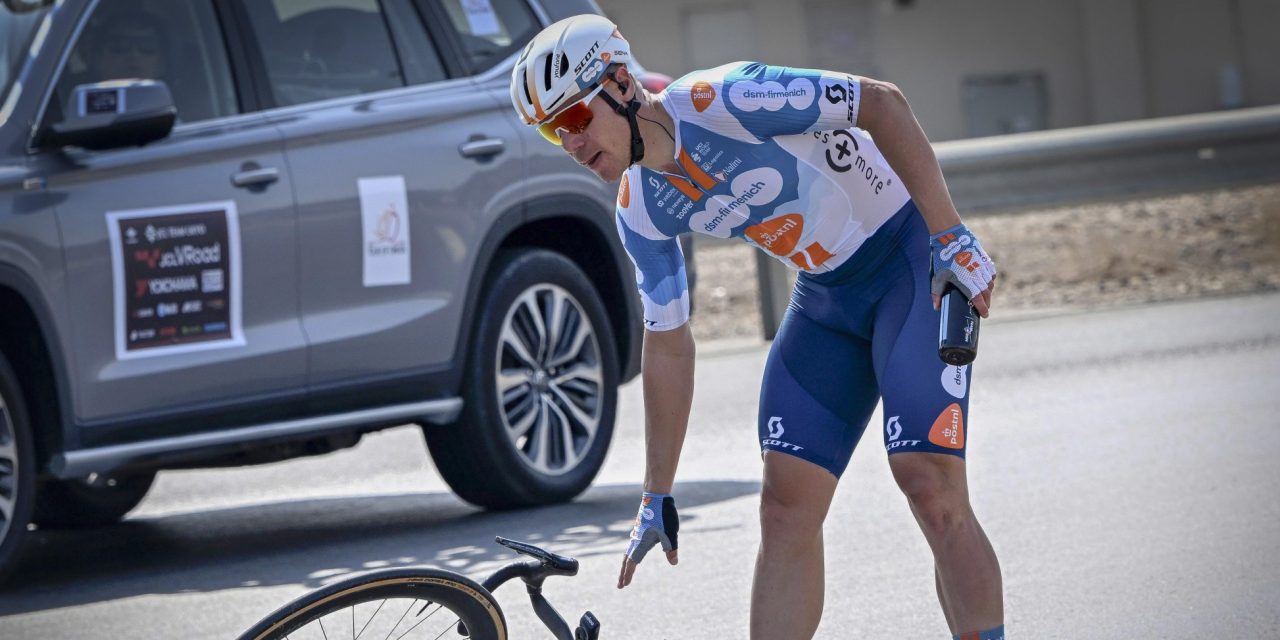 Fabio Jakobsen stapt na kleine valpartij uit koers bij seizoensdebuut in Oman