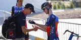 Pechvogel Eddie Dunbar loopt handbreuk op in openingsrit UAE Tour