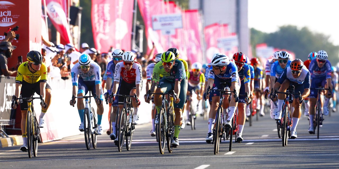 Olav Kooij snelt naar sprintzege (via fotofinish) in vijfde rit UAE Tour