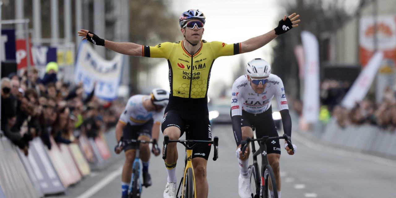 Steward met step gaat viraal na zege Van Aert: “Leuk dat Wout ermee kan lachen”