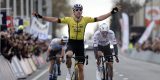 Steward met step gaat viraal na zege Van Aert: Leuk dat Wout ermee kan lachen