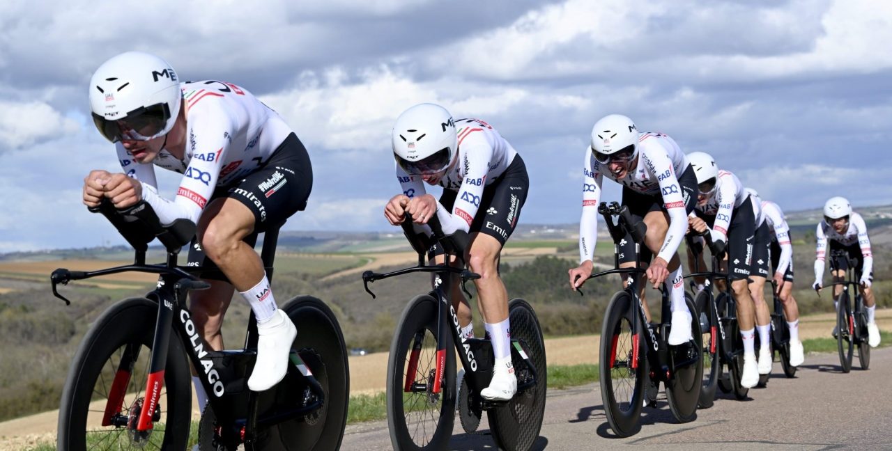 UAE Emirates snelste in ploegentijdrit Parijs-Nice, Roglic verliest veel tijd op Evenepoel