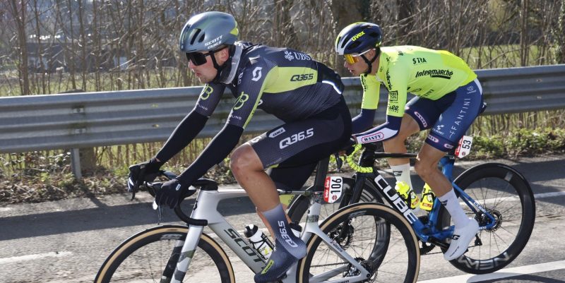 Szymon Sajnok breekt bekken bij val in Scheldeprijs