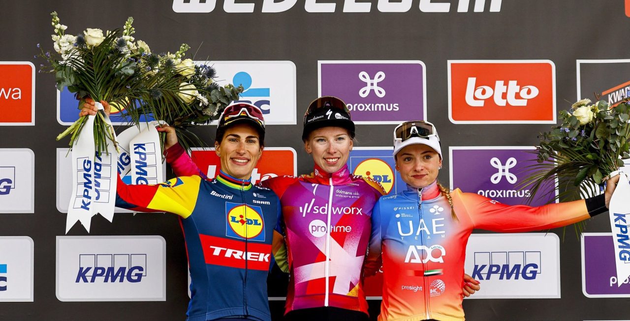 Feestende Lorena Wiebes gaat met Average Rob los op podium in Wevelgem