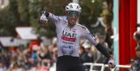 Brandon McNulty zegeviert in GP Miguel Indurain na tweestrijd met Maxim Van Gils
