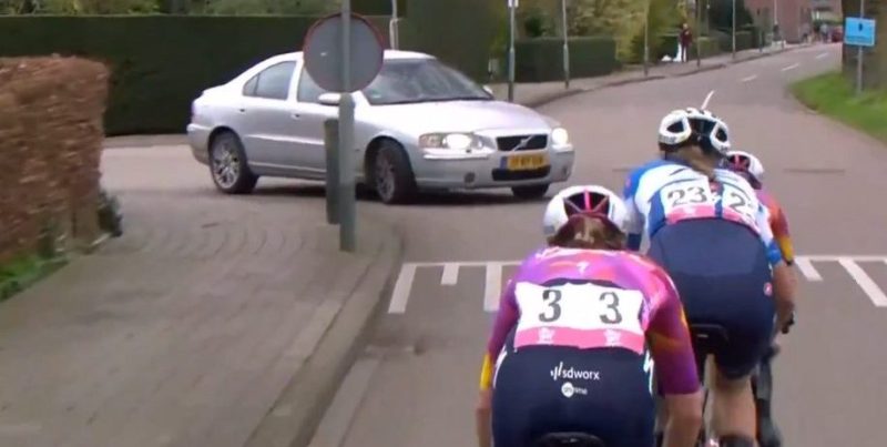 Dat is schrikken! Auto rijdt in finale Volta NXT Classic bijna parcours op