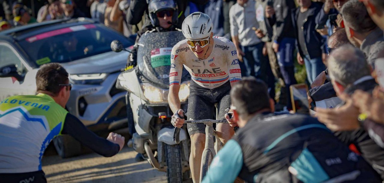 Tadej Pogacar voert in Strade Bianche liefdesbetuiging op voor Monte Sante Marie