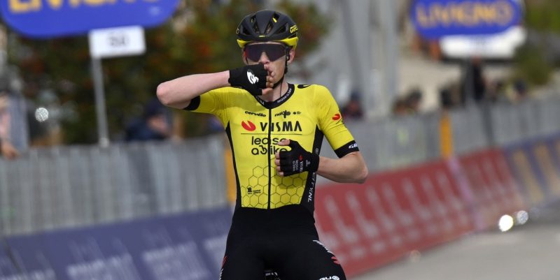 Jonas Vingegaard slaat dubbelslag in Tirreno-Adriatico na indrukwekkende solo, Thymen Arensman vijfde