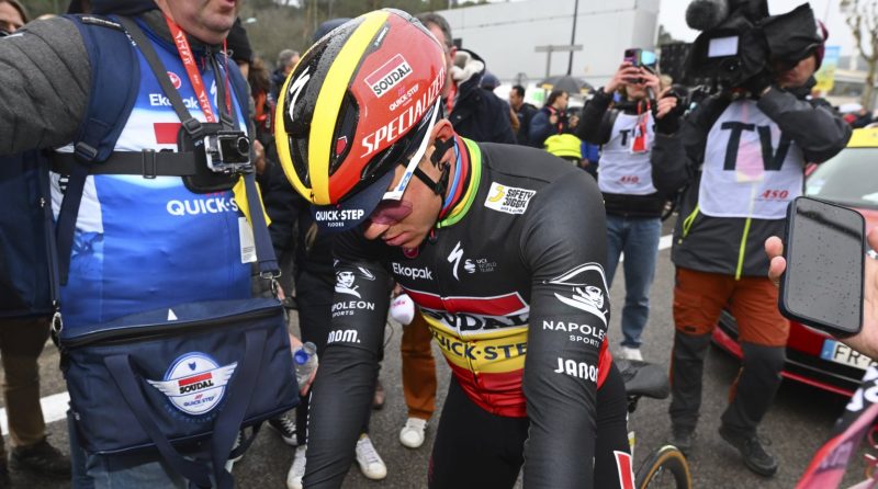 Remco Evenepoel verliest tijd in algemeen klassement: “Ik heb een tactische fout gemaakt”
