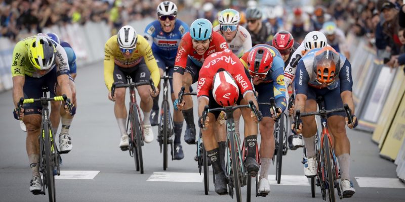 Luca Mozzato verrast Dylan Groenewegen in chaotische Bredene Koksijde Classic