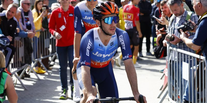 Sukkelende Simon Yates skipt Ronde van het Baskenland