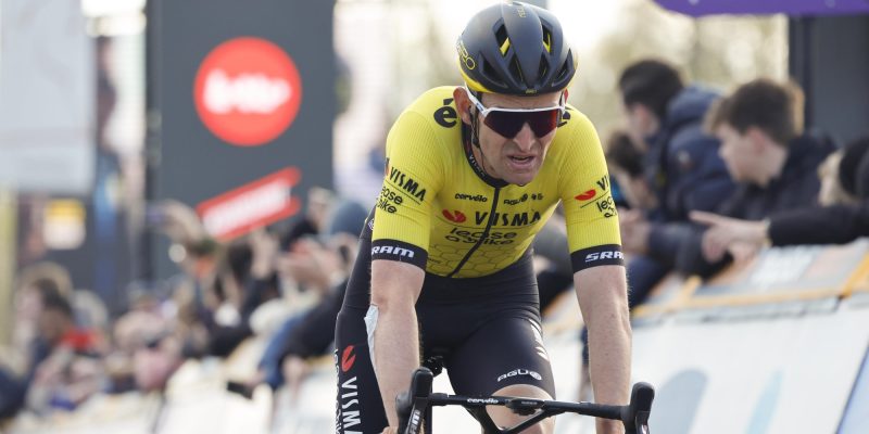 Tiesj Benoot heeft nog steeds last van val: “Ik denk dat mijn ribben gebroken zijn”