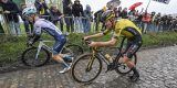 Bizar beeld! Veel favorieten moeten te voet de Koppenberg op lopen in de Ronde van Vlaanderen