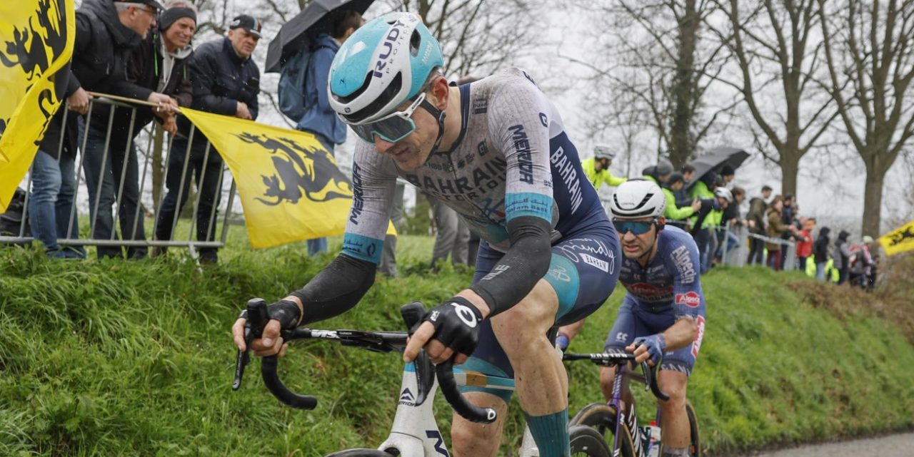 Geen breuken Matej Mohoric, Stefan Küng, Cees Bol en Alessandro Covi na crashes in Ronde van Vlaanderen