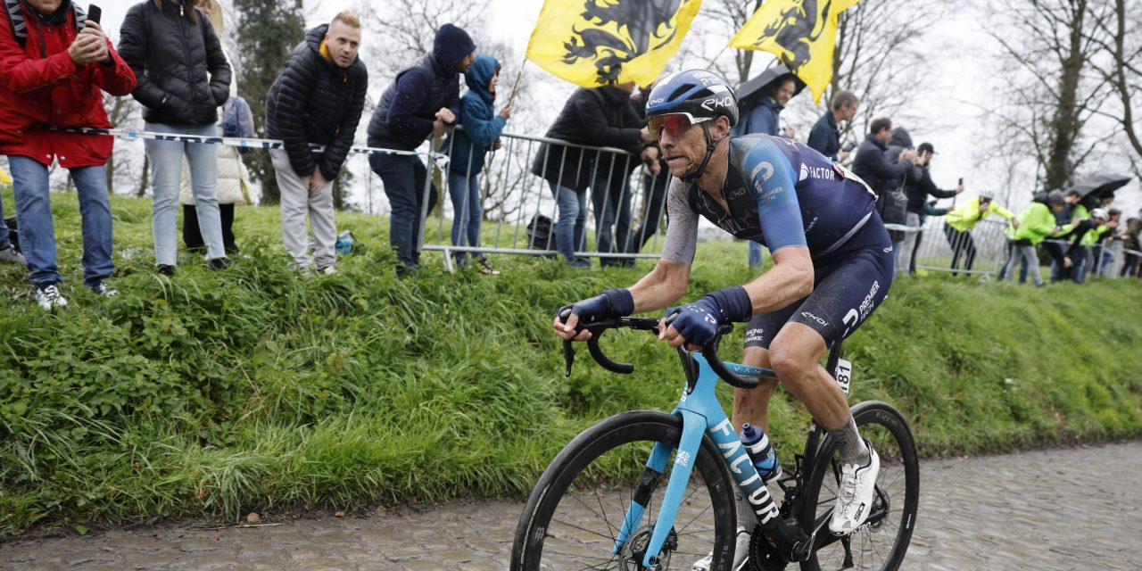 Dylan Teuns baalt van schuiver Wellens: “Had misschien mee kunnen gaan met Mathieu van der Poel”
