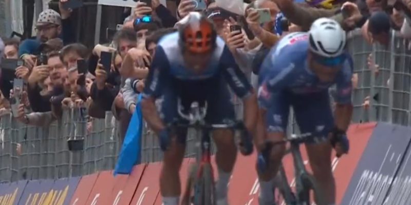 Bizar! Matthews verliest in volle sprint zijn bril