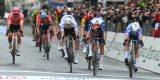 Jasper Philipsen wint Milaan-San Remo dankzij uitmuntend kopwerk Mathieu van der Poel