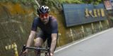 Tom Dumoulin speldt rugnummer op voor gravelkoers: “Dat is puur voor de lol”