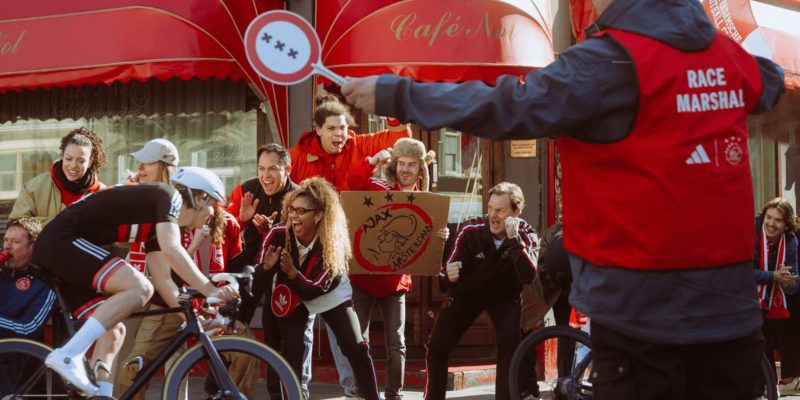 Ajax lanceert samen met Adidas wieleroutfit
