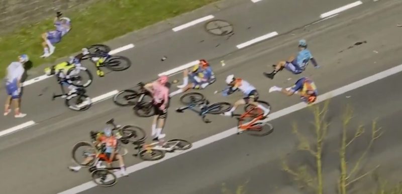 Van Aert en Stuyven wezen al op gevaar afdaling richting Kanarieberg: “Altijd een stressmoment”