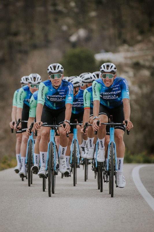 Decathlon AG2R La Mondiale krijgt na twee maanden alweer nieuw tenue: de Galaxy